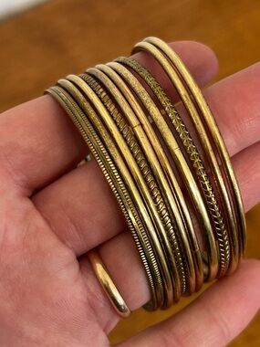 VINTAGE STACKABLE GOLD TONED BANGLE BRACELET SET OF 10